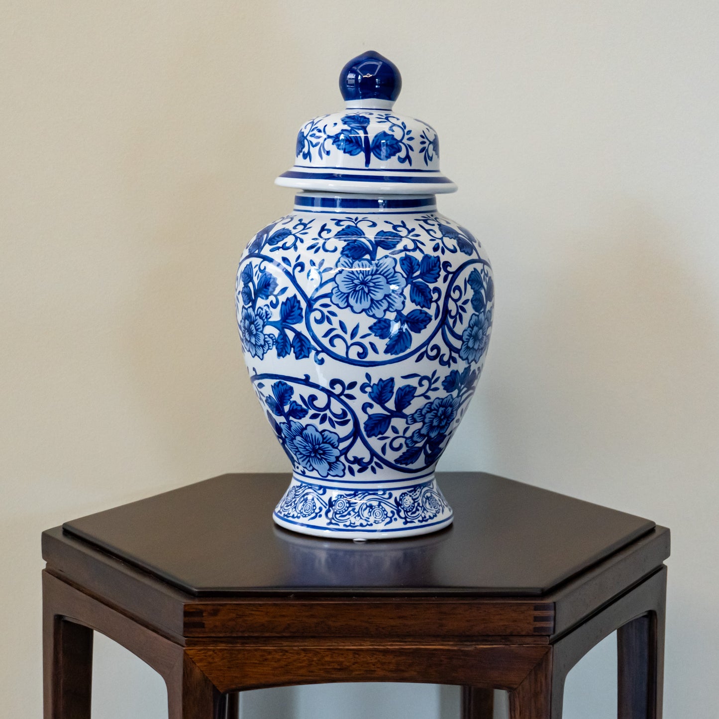 Floral Elegance Porcelain Jar - Majestic Blue & White Chinoiserie Vase with Lid - Ornate Home Decor Accent